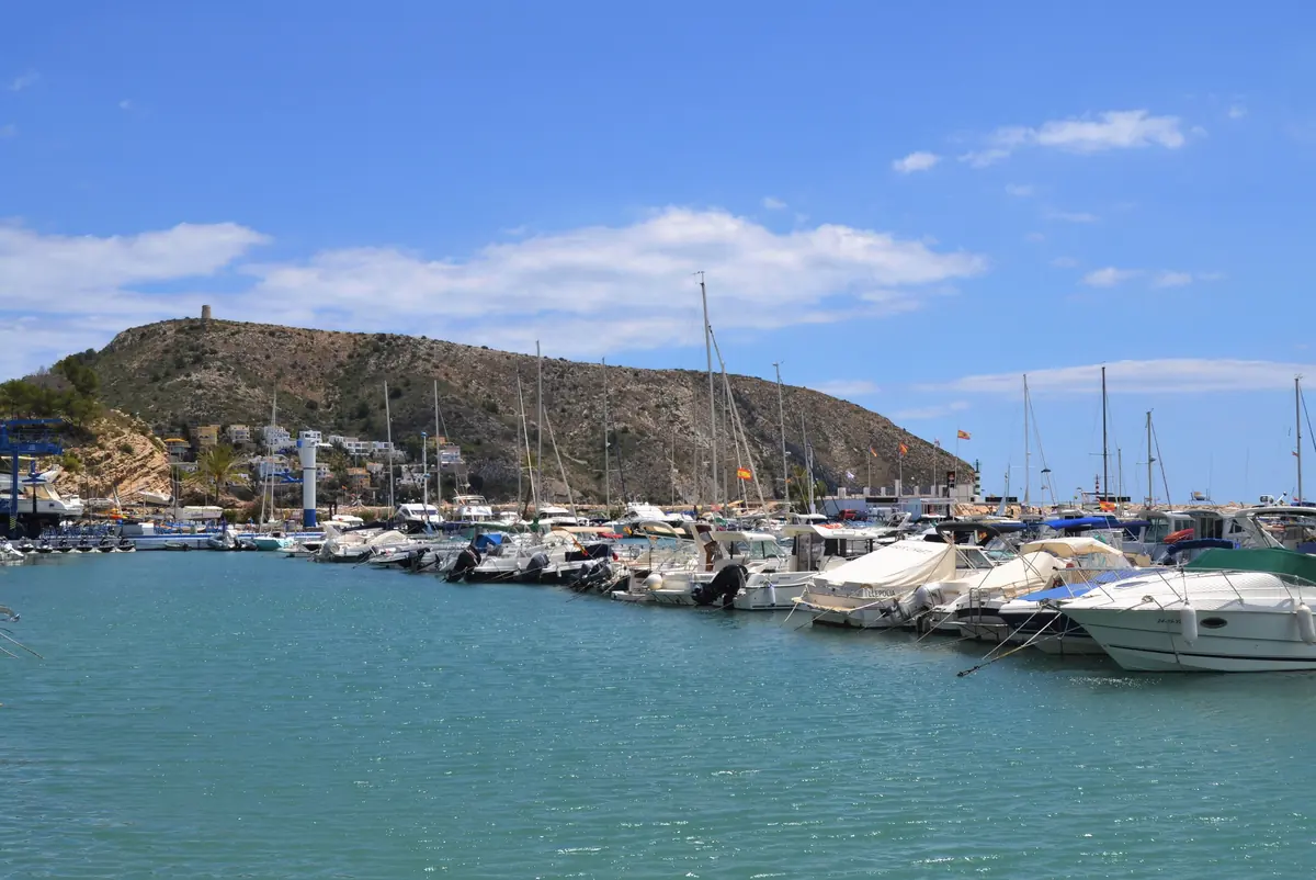 Boote im Hafen von Moraira mit dem Kap Cap d'Or im Hintergrund